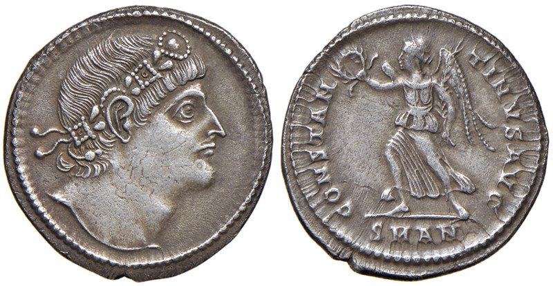 Costantino (306-337) Siliqua (Antiochia) Busto diademato a d. - R/ La Vittoria a...