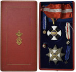 ITALIA - Ordine della Corona d'Italia - Quattro elementi in astuccio, 25 x 12 cm. ottimamente conservato. In lotto con altre due piccole medaglie port...