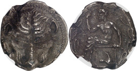 GRÈCE ANTIQUE
Bruttium, Rhégion. Tétradrachme ND (435-425 av. J.-C.), Rhégion.NGC Ch XF 5/5 3/5 (6633798-005).
Av. Tête de lion de face, un rameau d’o...