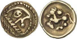 GAULE
Bellovaques. Quart de statère d’or à l’astre et au cheval à gauche ND (50-30 av. J.-C.).
Av. Élément de profil stylisé à droite, l'œil en amande...
