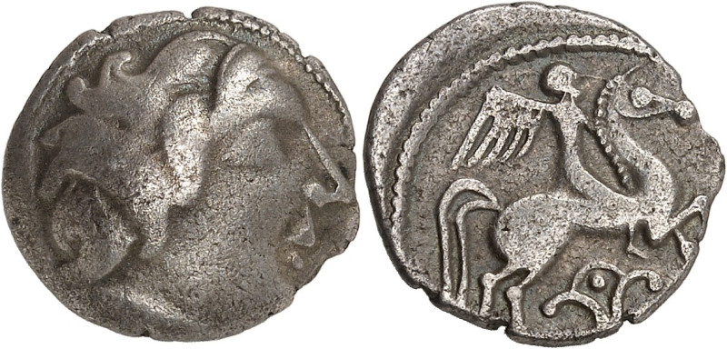 GAULE
Pictons. Drachme au cavalier ailé et au fleuron ND (fin IIe - début du Ier...
