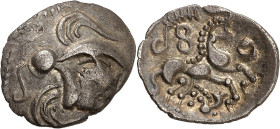 GAULE
Aulerques Éburovices. Lamellaire à la tête de Pallas, var. 1 "à l'hippocampe" ND (fin de la Guerre des Gaules et période pré-augustéenne).
Av. T...