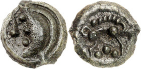 GAULE
Aulerques Éburovices. Potin au sanglier enseigne, var. 4 ND (fin de la première moitié du Ier siècle avant J.-C. et Guerre des Gaules).
Av. Tête...