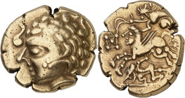 GAULE
Aulerques Cénomans. Statère au personnage aptère tenant deux armes, Classe IV, var. 4 au profil à gauche ND (IIe - Ier siècles avant J.-C.).
Av....