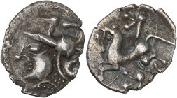 GAULE
Aulerques Cénomans / Carnutes. Minimi à la tête de Pallas, var. 3a à gauche ND (fin de la première moitié du Ier siècle avant J.-C.).
Av. Tête c...