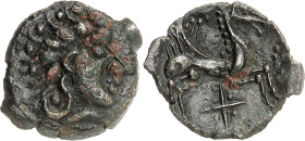 GAULE
Carnutes. Bronze au pégase et à la croisette ND (fin de la première moitié du Ier siècle avant J.-C.).
Av. Tête stylisée à droite, le nez long e...