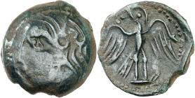 GAULE
Carnutes. Bronze à la tête de Roma, classe II dérivée du bronze lourd ND (seconde moitié du Ier siècle avant J.-C.).
Av. Tête de Roma à gauche, ...