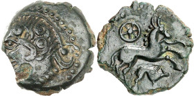 GAULE
Carnutes. Bronze au cheval, au sanglier et la rouelle, CAR 18, Classe 1 ND (seconde moitié du Ier siècle avant J.-C.).
Av. Tête laurée à gauche,...