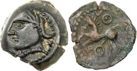 GAULE
Carnutes. Bronze au cheval et aux deux annelets pointés ND (seconde moitié du Ier siècle avant J.-C.).
Av. Tête à gauche, la chevelure en grosse...