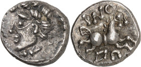 GAULE
Éduens. Quinaire DOYBNO ND (second tiers du Ier siècle avant J.-C. et Guerre des Gaules).
Av. Tête à gauche, la chevelure en petits groupes de m...