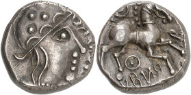 GAULE
Éduens. Quinaire ANORBO / DVBNO REX, var. 2 revers à l'annelet ND (second tiers du Ier siècle avant J.-C. et Guerre des Gaules).
Av. Tête casqué...