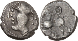 GAULE
Éduens. Quinaire à la tête casquée, var. à la rouelle ND (fin du IIe siècle avant J.-C.).
Av. Tête casquée à gauche, une croisette derrière la n...