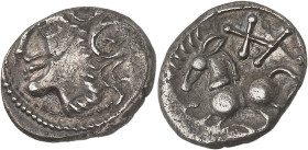 GAULE
Éduens / Lingons. Quinaire aux croisettes ND (fin du IIe siècle avant J.-C.).
Av. Tête casquée à gauche, une ligne de petits traits obliques lon...