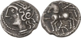 GAULE
Lingons. Quinaire KALETEDOY, Classe II ND (fin du IIe siècle avant J.-C.).
Av. Tête casquée à gauche, une ligne bouletée enroulée devant l'oreil...