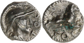 GAULE
Séquanes. Potin TOC au lion ND (première moitié du Ier siècle avant J.-C. et Guerre des Gaules).
Av. Tête casquée à droite, le caque orné d'un c...