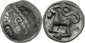 GAULE
Séquanes. Potin à la grosse tête, Groupe B au bandeau orné, B2 ND (première moitié du Ier siècle avant J.-C. et Guerre des Gaules).
Av. Grosse t...