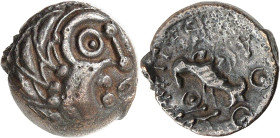 GAULE
Sénons - Groupe Gâtinais. Bronze YLLYCCI, Classe VI-VII dégénérée ND (première moitié du Ier siècle avant J.-C. et Guerre des Gaules).
Av. Tête ...