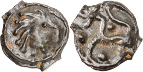GAULE
Sénons. Potin à la tête d'indien, au cheval POT 22, classe 1 ND (Ier siècle avant J.-C.).
Av. Tête dite d'indien à droite, les cheveux en longue...