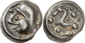 GAULE
Sénons - Tricasses (?). Potin à la tête casquée et au cheval, POT 19 ND (Ier siècle avant J.-C.).
Av. Tête casquée à gauche, un globule devant l...