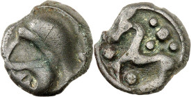 GAULE
Sénons - Tricasses (?). Potin à la tête casquée et au cheval, var. à l'œil vide ND (Ier siècle avant J.-C.).
Av. Tête casquée à gauche, l'œil vi...