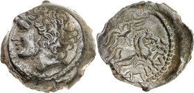 GAULE
Meldes. Bronze EPENOS, Classe I au croissant ND (second tiers du Ier siècle avant J.-C. et Guerre des Gaules).
Av. Tête à gauche, avec une abond...
