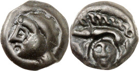 GAULE
Meldes. Potin au sanglier et à la tête coupée, POT 8, classe 1 à la tête à gauche ND (IIe siècle avant J.-C.).
Av. Tête casquée à gauche, la jou...