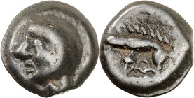 GAULE
Haute vallée de la Seine. Potin au sanglier POT 9 à la tête chauve ND (fin du IIe siècle - début du Ier avant J.-C.).
Av. Tête chauve à gauche. ...