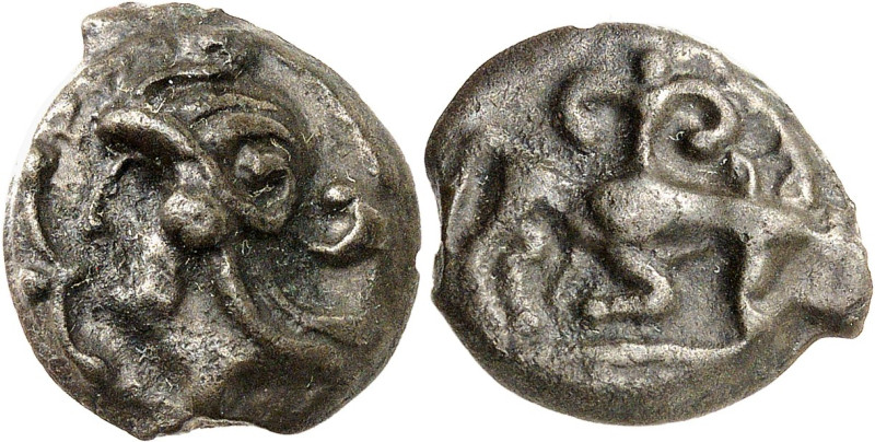 GAULE
Sénons - Tricasses (?). Potin au taureau et au lys, POT 2 ND (IIe siècle a...