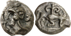 GAULE
Sénons - Tricasses (?). Potin au taureau et au lys, POT 2 ND (IIe siècle avant J.-C.).
Av. Tête casquée à gauche avec un fleuron devant la bouch...