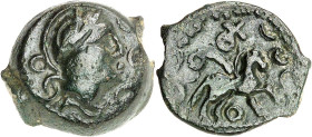 GAULE
Parisii. Bronze au cheval, PAR 6, classe 1c (?) inédite ND (première moitié du Ier siècle avant J.-C.).
Av. Tête casquée à droite, un croissant ...