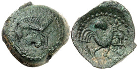 GAULE
Véliocasses. Bronze au sanglier et "au coq aptère" ND (Guerre des Gaules et IIe moitié du Ier siècle avant J.-C.).
Av. Sanglier à droite, un gro...