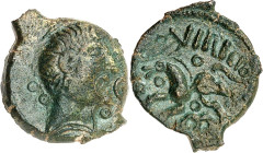 GAULE
Pagus Catuslugi. Bronze VIIRICIVS, Classe III ND (Guerre des Gaules et IIe moitié du Ier siècle avant J.-C.).
Av. Tête à droite la chevelure tir...