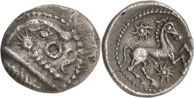 GAULE
Bellovaques. Quart de statère en argent, Classe I, var. inédite aux deux astres pointés ND (second tiers du Ier siècle avant J.-C. et Guerre des...