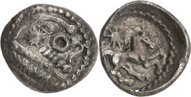 GAULE
Bellovaques. Quart de statère en argent, Classe I, var. 3 ND (second tiers du Ier siècle avant J.-C. et Guerre des Gaules).
Av. Tête très stylis...