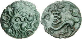 GAULE
Bellovaques. Bronze au lion et à la tête barbue ND (second tiers du Ier siècle avant J.-C. et Guerre des Gaules).
Av. Tête très stylisée à droit...