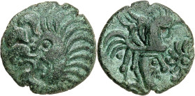 GAULE
Bellovaques. Bronze au coq et à la tête humaine ND (second tiers du Ier siècle avant J.-C. et Guerre des Gaules).
Av. Tête très stylisée à gauch...