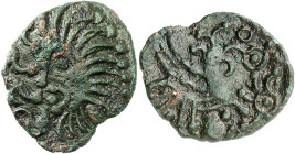 GAULE
Bellovaques. Bronze au coq et à la tête humaine ND (second tiers du Ier siècle avant J.-C. et Guerre des Gaules).
Av. Tête très stylisée à gauch...