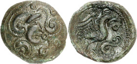 GAULE
Bellovaques. Bronze au coq et à la tête casquée ND (second tiers du Ier siècle avant J.-C. et Guerre des Gaules).
Av. Tête casquée à droite, le ...