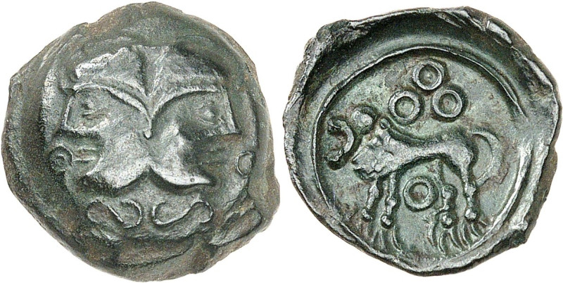 GAULE
Suessions. Bronze à la tête janiforme, var. 2, au lion stylisé et aux anne...