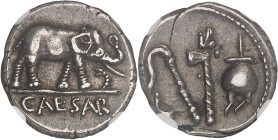 RÉPUBLIQUE ROMAINE
Jules César (60-44 av. J.-C.). Denier ND (49-48 av. J.-C.), Gaule ou Italie.NGC Ch XF 4/5 4/5 flan flaw (6633798-038).
Av. CAESAR. ...