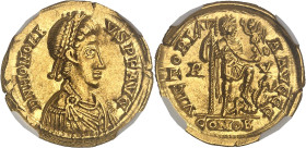 EMPIRE ROMAIN
Honorius (393-423). Solidus 402-406, Ravenne.NGC AU 5/5 5/5 (6631351-002).
Av. D N HONORI - VS P F AVG. Buste diadémé à droite, drapé et...