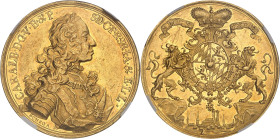 ALLEMAGNE
Bavière, Charles-Albert (1726-1745). Médaille d’Or au module de 10 ducats, par F. Schega 1739, Munich.NGC AU 58 (6066352-024).
Av. CAR. ALB....
