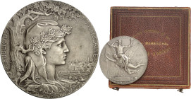 FRANCE
IIIe République (1870-1940). Médaille d’argent, Exposition Universelle de Paris par J. C. Chaplain, attribuée au Dr Mareschal 1900, Paris.
Av. ...