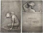 FRANCE
IIIe République (1870-1940). Médaille, la toilette par Ovide Yencesse, SAMF n° 10 1902, Paris.
Av. Jeune femme au bain, d’après Edgar Degas, le...