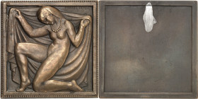 FRANCE
IIIe République (1870-1940). Plaque uniface, la parure (ou femme au collier), par Marcel Renard ND (1931), Paris.
Av. Une femme nue, à demi age...