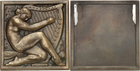 FRANCE
IIIe République (1870-1940). Plaque uniface, femme à la harpe, par Marcel Renard ND (1927), Paris.
Av. Une femme nue, agenouillée, en train de ...