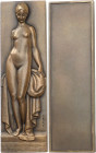 FRANCE
IIIe République (1870-1940). Plaque uniface, la baigneuse par P. Turin ND (C.1927), Paris.
Av. Une femme nue de face, quittant sa serviette et ...