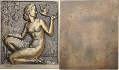 FRANCE
IIIe République (1870-1940). Plaque, la Surprise ou Femme à la colombe, par L. Gibert ND (1942), Paris.
Av. Baigneuse agenouillée sur un rivage...