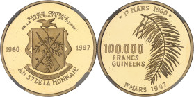 GUINÉE
République de Guinée (depuis 1958). 100.000 francs Or, Flan bruni (PROOF) 1997.NGC PF 68 ULTRA CAMEO (6633790-024).
Av. BANQUE CENTRALE DE LA R...