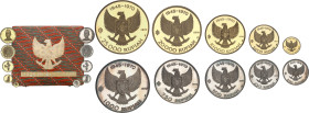 INDONÉSIE
République (1949- ). Coffret comprenant 5 monnaies Or et 5 en argent, 25e anniversaire de l’indépendance, #173, Flans brunis (PROOF) 1970.NG...
